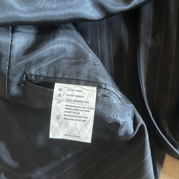 Emanuel Ungaro Men’s Suit Jacket and Pants- Navy Blue w/ White Stripes- 38S/32W - Picture 6 of 8